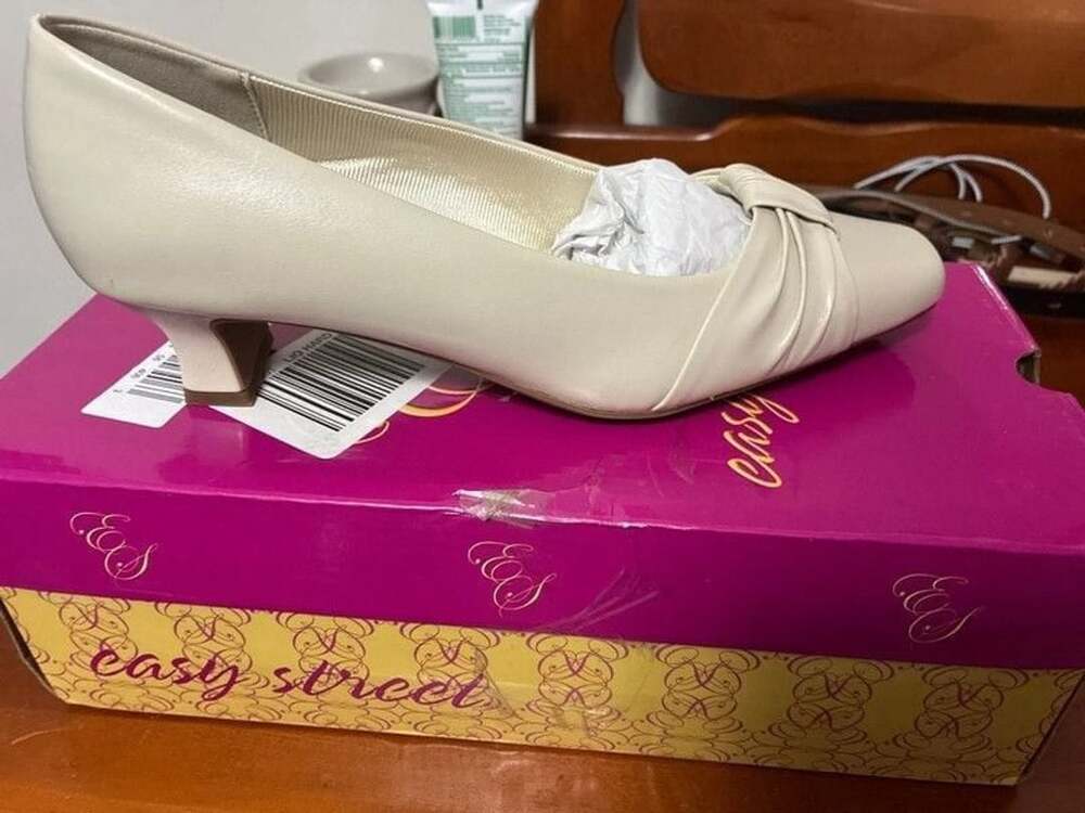 New in box women’s easy street 6.5 wide dress shoes small heel white bone